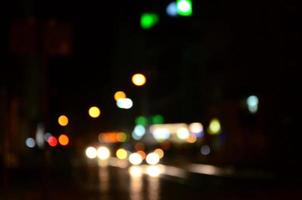 sfocato notte scena di traffico su il carreggiata. sfocato Immagine di macchine in viaggio con luminoso fari. bokeh arte foto