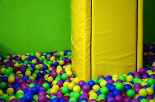 molti colorato plastica palle nel un' bambini' ballpit a un' terreno di gioco foto