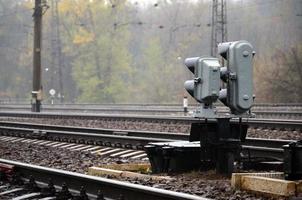 foto di un' frammento di un' ferrovia traccia con un' piccolo traffico leggero nel piovoso tempo metereologico