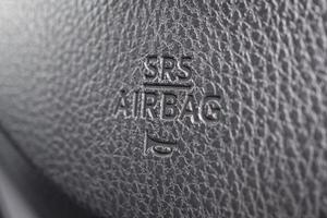 sicurezza airbag cartello su auto timone ruota con corno icona foto