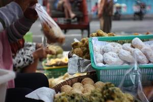 persone venduto e acquistare varietà tradizionale torta foto