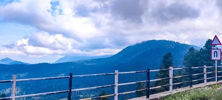 bellissimo montagna e nuvoloso cielo Visualizza di jammu e kashmir foto