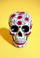 dia de los muertos tradizionale Calavera zucchero cranio decorato con fiori il giorno di il morto illustrazione foto