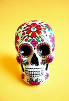 dia de los muertos tradizionale Calavera zucchero cranio decorato con fiori il giorno di il morto illustrazione foto