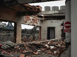 rovine di un' edificio con un' rotto tetto e un' cartello ostile passaggio foto