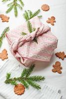 Natale eco-friendly regalo avvolgere nel tradizionale giapponese furoshiki stile, eco-friendly regalo avvolgere e zero sprecato concetto foto