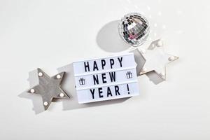 leggero scatola iscrizione contento nuovo anno, rispecchiato discoteca palla e di legno stella decorazioni