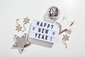 leggero scatola iscrizione contento nuovo anno, rispecchiato discoteca palla e di legno stella decorazioni