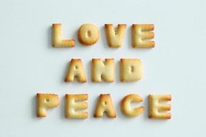 un iscrizione a partire dal il biscotti su il bianca sfondo. testo - amore e pace. foto