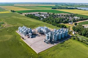 aereo Visualizza su agro silos granaio ascensore con semi pulizia linea su agro-trasformazione produzione pianta per in lavorazione essiccazione pulizia e Conservazione di agricolo prodotti nel segale o Grano campo foto