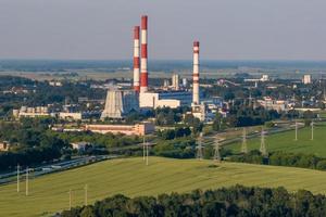 vista aerea sui tubi dell'impianto di impresa chimica. concetto di inquinamento atmosferico. paesaggio industriale inquinamento ambientale rifiuti di centrale termica foto