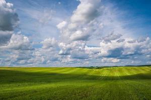 blu cielo sfondo con grande bianca a strisce nuvole nel campo con ghiaia strada. blu cielo panorama Maggio uso per cielo sostituzione con nube ombre foto