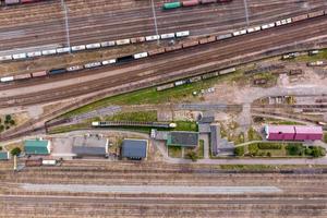 aereo Visualizza al di sopra di lungo ferrovia nolo treni con molte di carri In piedi su parcheggio foto