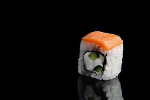 Filadelfia Sushi rotolo su nero sfondo con riflessione. uramaki rotoli. foto