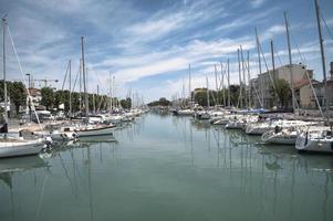 Barche ormeggiato lungo rimini canale porta foto