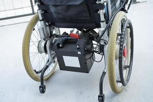 batteria di sedia a rotelle elettrica per pazienti o persone con disabilità. foto