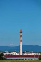 Visualizza it scarico tubo di un industriale pianta contro il blu cielo. il azienda è non Lavorando. Là siamo no scarico gas. energia crisi. foto