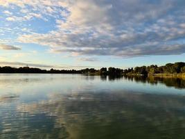 bellissimo paesaggio in un lago con una superficie d'acqua riflettente foto