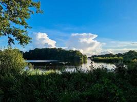 bellissimo paesaggio in un lago con una superficie d'acqua riflettente foto