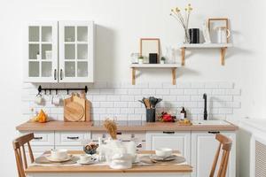 moderno cucina interno con tavolo ambientazione e scaffali