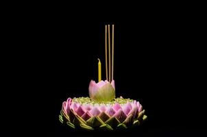 selettivo messa a fuoco su loto fiore di rosa loto petalo Krathong su notte sfondo per Tailandia pieno Luna o loy Krathong Festival. foto