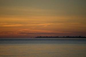 paesaggio marino a tramonto con il costa di il città foto