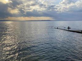 paesaggio marino con tramonto Visualizza e frangiflutti foto