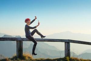 autoscatto di un' donna su recinto foto