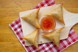 Samosa su di legno bordo.superiore Visualizza foto