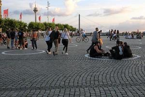 dusseldorf, no, Germania, 2020 - numerose bianca cerchi dipinto su il pavimento per incoraggiare sociale distanziamento nel dusseldorf, Germania foto