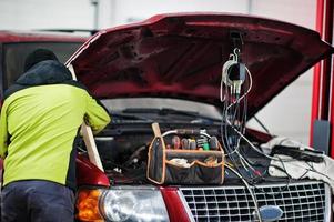 set meccanico auto suv americano auto per diagnostica e configurazione in officina stazione di servizio.. foto