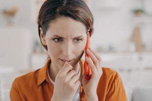 irritato preoccupato femmina ha Telefono chiamata udito cattivo notizia. fallimento, fatica, sgradevole conversazione foto