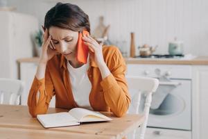 femmina chiamata cliente servizio, soluzione domestico i problemi di Telefono, udito cattivo notizia nel cucina foto