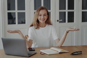 donna è contento e perplesso, concetto di opera facilità. riuscito medio adulto donna d'affari a casa. foto