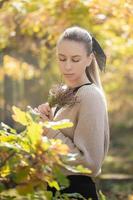 giovane donna nella foresta foto