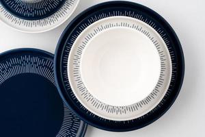 un' impostato di blu e bianca lusso ceramica cucina utensili su un' bianca sfondo foto