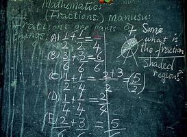 verde lavagna nel africano scuola con matematica i problemi foto