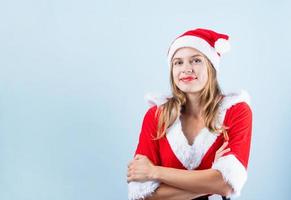 avvicinamento di caucasico contento donna indossare Santa Abiti foto