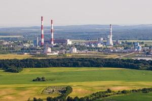 vista aerea sui tubi dell'impianto di impresa chimica. concetto di inquinamento atmosferico. paesaggio industriale inquinamento ambientale rifiuti di centrale termica foto