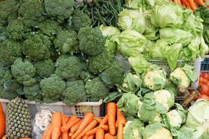 vario tipi di fresco e salutare verdure nel tradizionale mercati. colorato verdura sfondo foto