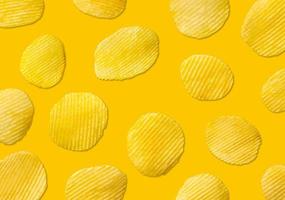 Patata patatine fritte modello su giallo sfondo superiore Visualizza piatto posare foto