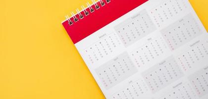 calendario pagina su giallo sfondo attività commerciale pianificazione appuntamento incontro concetto foto