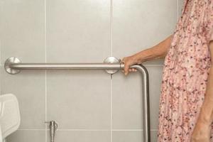 asiatico anziano o anziana signora anziana paziente uso toilette bagno maniglia sicurezza nel reparto ospedaliero infermieristico, sano forte concetto medico. foto