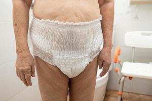 paziente asiatico anziana o anziana donna anziana che indossa pannolino per incontinenza nel reparto ospedaliero di cura, concetto medico sano e forte. foto