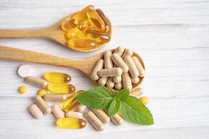 medicina alternativa capsula organica a base di erbe con vitamina e omega 3 olio di pesce, minerale, farmaco con foglie di erbe integratori naturali per una vita sana e buona. foto