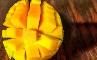 Perfetto Mango fetta tagliare nel cubi. foto