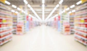 supermercato corridoio e scaffali sfocato sfondo foto