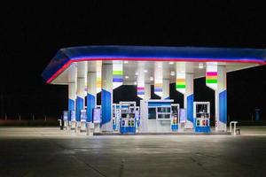 benzina gas stazione a notte foto