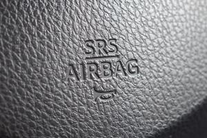 sicurezza airbag cartello su auto timone ruota con corno icona foto