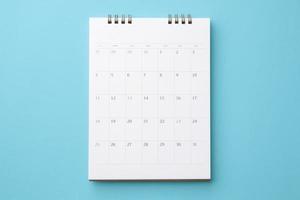 scrivania calendario su blu sfondo attività commerciale pianificazione appuntamento incontro concetto foto